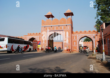 Die malerische Stadt-Tor, eines der vielen Tore der Stadt Jaipur. Das äußere ist gut geschmückt. Staat Rajasthan, Indien. Stockfoto