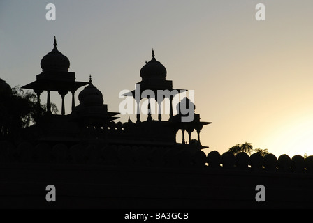 Die untergehende Sonne im Hintergrund des The Lallgarh Palace, ein Heritage Hotel, Bikaner, Staat Rajasthan, Indien. Stockfoto