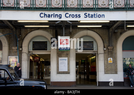 London England uk Charing Cross Railway Station ÖPNV Blende Eingänge Stockfoto