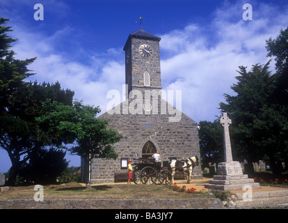 Besucher auf Pferd und Kutsche tour durch die anglikanische Kirche von St. Peter-auf der Insel Sark Stockfoto