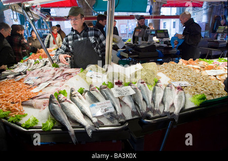 Meeresfrüchte Stall in Rialto Markt für Obst und Gemüse. Campo de la Pescaria. Venedig, Italien. Stockfoto