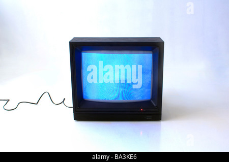 Professioneller Studiomonitor mit blue Screen auf weiß gesetzt. Stockfoto