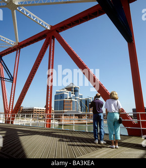 UK England Manchester Salford Quays Detroit Brücke über Huron Waschbecken Peel Holdings Bürogebäude Stockfoto