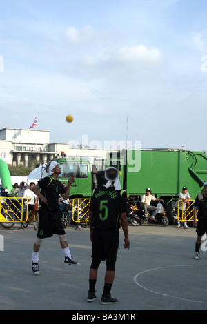 Menschen spielen Sepak takraw Stockfoto