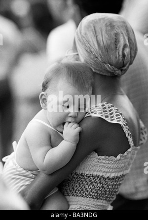 70er Jahre, schwarz / weiß Foto, Menschen, Mutter trägt ein Baby in ihren Armen, im Alter von 25 bis 35 Jahre, junge, im Alter 1 Jahr, Minas Gerais, Brasilien, Belo Horizonte Stockfoto