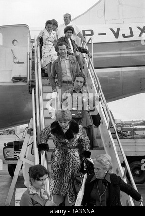 70er Jahre, schwarz-weiß Foto, Flughafen Rio De Janeiro, Flugpassagiere verlassen das Flugzeug an der Gangway, Brasilien, Rio De Janeiro Stockfoto