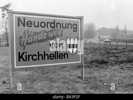 70er Jahre, schwarz / weiß Foto, Gemeinde-Reform in Deutschland in der Zeit zwischen 1967 und 1978, kommunale Neuordnung, Schild auf einer Weide in der Nähe einer Landstraße, einen Protest gegen die Aufnahme von Kirchhellen, der Stadt Bottrop, D-Bottrop, D-Bottrop-Kirchhellen angibt, Ruhrgebiet, Nordrhein-Westfalen Stockfoto