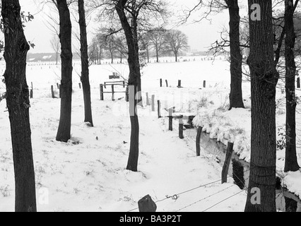 70er Jahre, schwarz / weiß Foto, Winter, Wetter, Schnee, verschneite Landschaft, Bach, Bäume, Stacheldrahtzaun, D-Xanten, D-Xanten-Birten, Niederrhein, Nordrhein-Westfalen Stockfoto