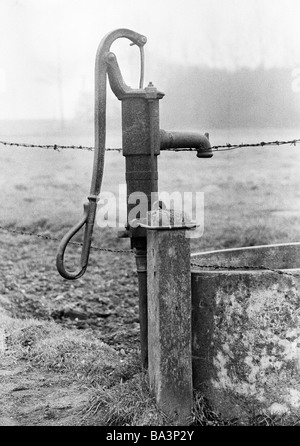 70er Jahre, schwarz / weiß Foto, Landwirtschaft, Wasser-Pumpe, Feld, Weide, Wiese, haze, D-Raesfeld, Issel, Naturschutzgebiet Hohe Mark, Münsterland, Nordrhein-Westfalen Stockfoto