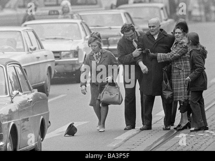 Der siebziger Jahre, schwarz / weiß Foto, Menschen, Straßenverkehr, älterer Mann ist nach einem Verkehrsunfall schockiert, einige Passanten helfen ihm hinauf, im Alter von 70 bis 80 Jahren Stockfoto