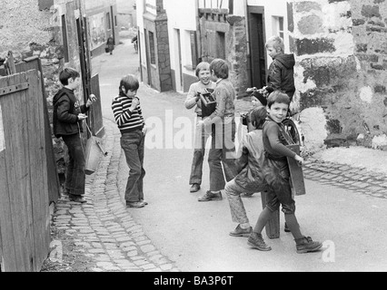 70er Jahre, schwarz / weiß Foto, Menschen, Kinder, jungen mit einem Ratch oder Rassel, im Alter von 4 bis 12 Jahre, Osterbräuche in der Eifel, in der Karwoche in ländlichen Gebieten Kinder herumlaufen mit Ratches oder Rasseln, symbolisch diese Raspeln oder Klappern soll das Läuten der Glocken ersetzen, weil in der Karwoche alle Glocken nach Rom gereist , D-Monreal, Elz, Elzbach, Elztal, Eifel, Verbandsgemeinde Vordereifel, Rheinland-Pfalz Stockfoto