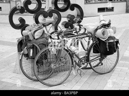 70er Jahre, schwarz / weiß Foto, Urlaub, Reisen, zwei Fahrräder, vollgepackt mit Gepäck nebeneinander stehen, Frankreich, Loire-Tal, Loir-et-Cher, Blois Stockfoto