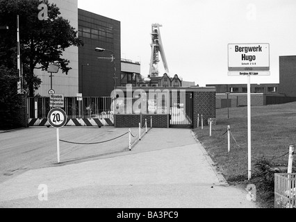 70er Jahre, schwarz / weiß Foto, Wirtschaft, Steinkohlebergbau, Zeche Hugo Schacht 2, 5, 8, Ruhrkohle AG, Bergbau AG Lippe, heute Zeche Hugo Consol, Route der Industriekultur, Fabriktor, Grube Turm, D-Gelsenkirchen, D-Gelsenkirchen-Buer, Ruhrgebiet, Nordrhein-Westfalen Stockfoto