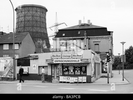 70er Jahre, schwarz / weiß Foto, Ruhrgebiet, Klischee, Erfrischung Stand auf einer Straße, Profanbauten, Bergbau, Kühlung Turm, D-Gelsenkirchen, Ruhrgebiet, Nordrhein-Westfalen Stockfoto