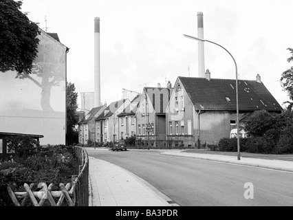 Siebziger Jahre, Arbeitersiedlung, Wohnhaeuser, Verkehrsstrasse, Schornsteine, Gelsenkirchen, Ruhrgebiet, Nordrhein-Westfalen Stockfoto