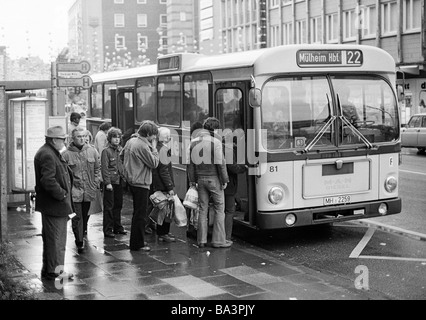 70er Jahre, schwarz / weiß Foto, Straßenverkehr, Bushaltestelle, Passagiere an Bord ein Bus, D-Oberhausen, D-Oberhausen-Sterkrade, Ruhrgebiet, Nordrhein-Westfalen Stockfoto