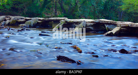 Die alten Klöppel Brücke Tarr Steps, überqueren den Fluss Barle in Exmoor National Park Devon England Stockfoto