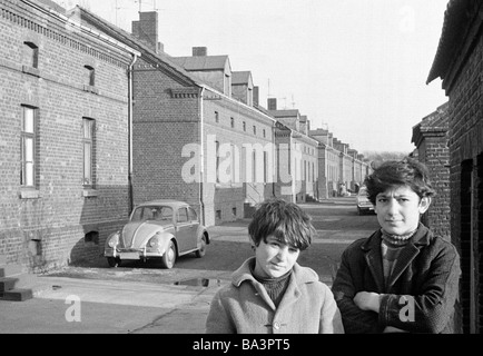 70er Jahre, schwarz / weiß Foto, Menschen, Kinder, zwei jungen posiert auf einer Wohnsiedlung, Zechenhaus Gebäude, Kolonie Eisenheim, vor einem Haus steht eine Auto, VW, Volkswagen, Käfer, Türken, im Alter von 10 bis 15 Jahre, D-Oberhausen, D-Oberhausen-Eisenheim, Ruhrgebiet, Nordrhein-Westfalen Stockfoto