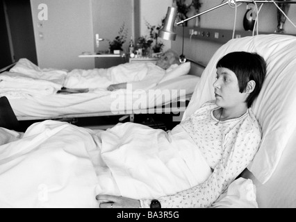 Achtziger Jahre, schwarz / weiß Foto, Menschen, Gesundheit, junge Frau liegt in einem Krankenbett eines Krankenhauses, neben ihr liegt eine ältere Frau, im Alter von 25 bis 30 Jahren, im Alter von 70 bis 80 Jahren, Monika Stockfoto