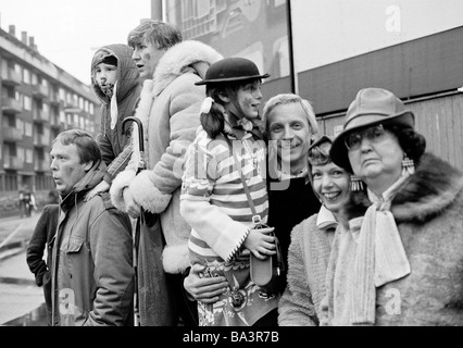 Achtziger Jahre, schwarz / weiß Foto, Menschen, Rheinischen Karneval, Rose Montag Parade 1981 Besucher beobachten die Parade, zwei Männer, im Alter von 25 bis 35 Jahre, zwei Frauen, im Alter von 20 bis 30 Jahre, ältere Frau, im Alter von 60 bis 70 Jahre, junge, im Alter von 8 bis 10 Jahre, Mädchen, im Alter von 10 bis 12 Jahre, D-Düsseldorf, Rhein, Nordrhein-Westfalen Stockfoto