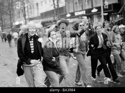 Achtziger Jahre, schwarz / weiß Foto, Menschen, Rheinischen Karneval, Rose Montag Parade 1981, mehrere Jugendliche gehen Arm in Arm die Straße entlang und haben eine Menge Spaß, im Alter von 16 bis 20 Jahre, D-Düsseldorf, Rhein, Nordrhein-Westfalen Stockfoto