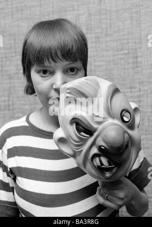 Achtziger Jahre, schwarz / weiß Foto, Menschen, Karneval, alemannischen Karneval, Karneval Masken, symbolische, junge Frau mit einer Maske Stockfoto