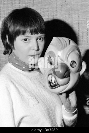 Achtziger Jahre, schwarz / weiß Foto, Menschen, Karneval, alemannischen Karneval, Karneval Masken, symbolische, junge Frau mit einer Maske Stockfoto