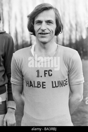 70er Jahre, schwarz / weiß Foto, Menschen, Freizeitsport, Gesundheit, Fitness, Humor, Mann posiert in einem Trikot mit der Aufschrift 1. FC halbe Lunge, im Alter von 30 bis 40 Jahre Stockfoto