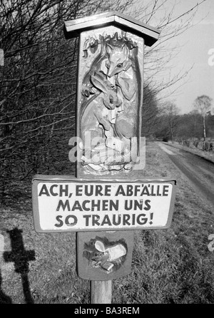 70er Jahre, schwarz / weiß Foto, Forstwirtschaft, Ökologie, Schild am Rand eines Waldes bittet Touristen nicht zu Abfall in den Wald zu verlassen Stockfoto