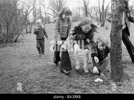 70er Jahre, schwarz / weiß Foto, Ostern, symbolisch, drei Mädchen und ein kleiner Junge im Alter von 3 bis 7 Jahre, Ostereiersuche im Ruhr-Park, D-Mülheim an der Ruhr, Ruhrgebiet, Nordrhein-Westfalen Stockfoto