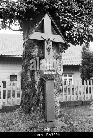 70er Jahre, schwarz / weiß Foto, Religion, Christentum, Wayside Kreuz an einem Baum, Eifel in der Nähe von Monschau, Nordrhein-Westfalen Stockfoto