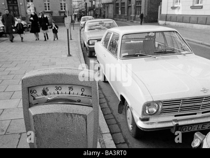 70er Jahre, schwarz / weiß Foto, Straßenverkehr, Straße, Asphalt, Autos parken am Straßenrand, Parkuhren, Leine, Leine Tal, Lutter, D-Göttingen, Niedersachsen Stockfoto