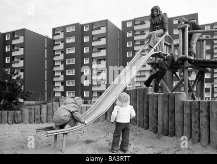 70er Jahre, schwarz / weiß Foto, Wohnsiedlung, Wohnblocks, Hochhäuser, Kinderspielplatz, Kinder, Mädchen, im Alter von 3 bis 6 Jahre, D-Oberhausen, D-Oberhausen-Sterkrade, Ruhrgebiet, Nordrhein-Westfalen Stockfoto