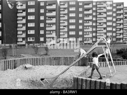 70er Jahre, schwarz / weiß Foto, Wohnsiedlung, Wohnblocks, Hochhäuser, Kinderspielplatz, Kinder, Mädchen, im Alter von 3 bis 6 Jahre, D-Oberhausen, D-Oberhausen-Sterkrade, Ruhrgebiet, Nordrhein-Westfalen Stockfoto