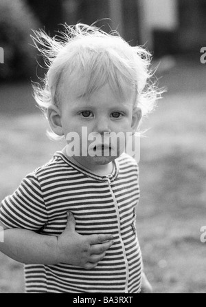 70er Jahre, schwarz / weiß Foto, Menschen, Kinder, Mädchen, Porträt, im Alter von 1 bis 2 Jahre, Judith Stockfoto