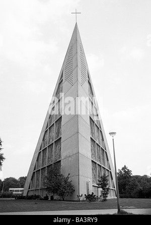 70er Jahre, schwarz / weiß Foto, Religion, Christentum, evangelisch St. Stephanus Kirche, moderne Architektur, Baujahr 1970, Architekt Peter Grund, D-Gelsenkirchen, D-Gelsenkirchen-Buer, Ruhrgebiet, Nordrhein-Westfalen Stockfoto