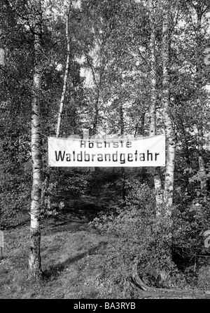 70er Jahre, schwarz / weiß Foto, Forstwirtschaft, Ökologie, Warnung auf ein transparent am Rande eines Waldes gegen die Gefahr von Waldbränden Stockfoto