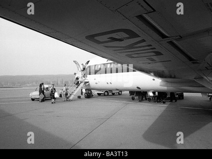 70er Jahre, schwarz-weiß Foto, Flughafen Zürich, Fluggäste das Flugzeug zu verlassen und Fuß über das Vorfeld, das Terminalgebäude, Schweiz, Zürich Stockfoto