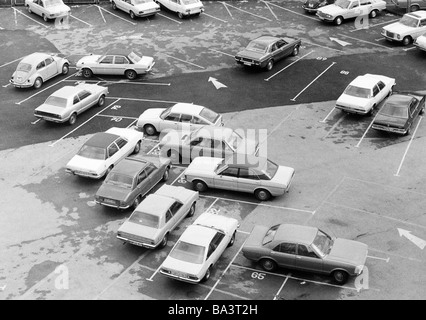 70er Jahre, schwarz / weiß Foto, Straßenverkehr, Menschen überqueren Sie die Straße auf einem Cebra überqueren, wartenden Autos, D-Oberhausen, D-Oberhausen-Sterkrade, Ruhrgebiet, Nordrhein-Westfalen Stockfoto