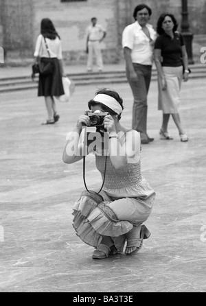 Der siebziger Jahre, schwarz / weiß Foto, Reisen, Tourismus, Frau nimmt ein Bild von einem jungen Paar beobachtet, Amateurfotograf, im Alter von 30 bis 40 Jahre, Spanien, Valencia Stockfoto