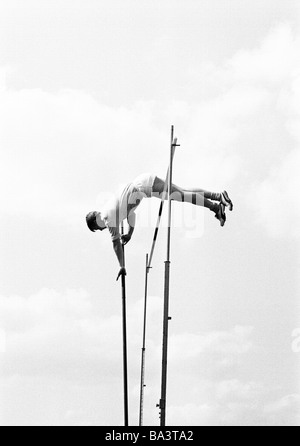 Sechziger Jahre, schwarz / weiß Foto, Sport, Leichtathletik, Sport treffen 1965 in Gelsenkirchen-Buer, Stabhochsprung, Männer, Stabhochspringer, D-Gelsenkirchen, D-Gelsenkirchen-Buer, Ruhrgebiet, Nordrhein-Westfalen Stockfoto