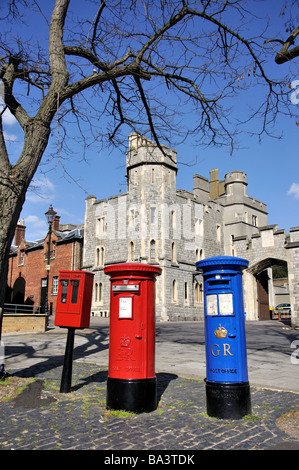 Rote Briefkästen und blaue Luftpost-Briefkästen, High Street, Windsor, Vereinigtes Königreich Stockfoto