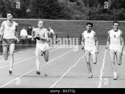 Sechziger Jahre, schwarz / weiß Foto, Sport, Leichtathletik, Wettbewerb Leichtathletik 1966 Vest Recklinghausen im Jahn-Stadion in Bottrop, Track-Rennen, Sprint, Männer, D-Bottrop, Ruhrgebiet, Nordrhein-Westfalen Stockfoto