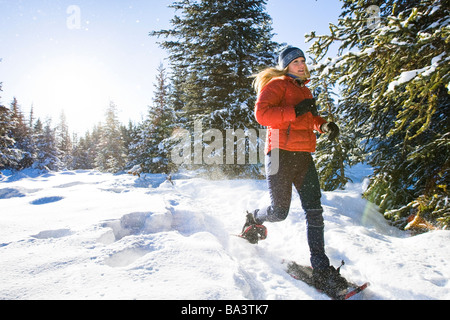 Junge Frau mit Schneeschuhen die Natur in der Nähe von Homer, Alaska im Winter zu genießen. Stockfoto