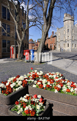 Rote Briefkästen und blaue Luftpost-Briefkästen, High Street, Windsor, Vereinigtes Königreich Stockfoto