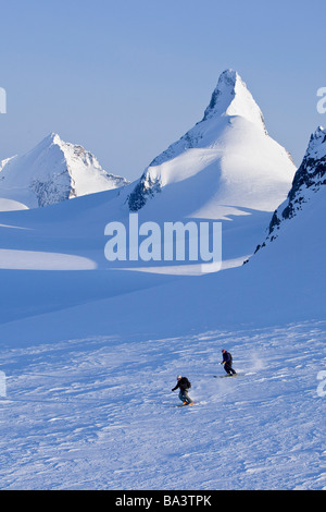 Alpiner Skirennläufer (Skifahren auf den Juneau Eisfeld und Rhino Peak im Hintergrund in Südost-Alaska). Komposit Stockfoto