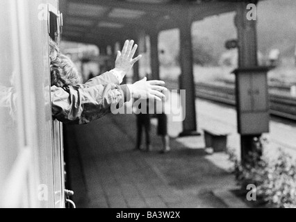 Sechziger Jahre, schwarz / weiß Foto, Reisen, Zug verlässt den Bahnhof, Passagiere Welle Abschied Stockfoto