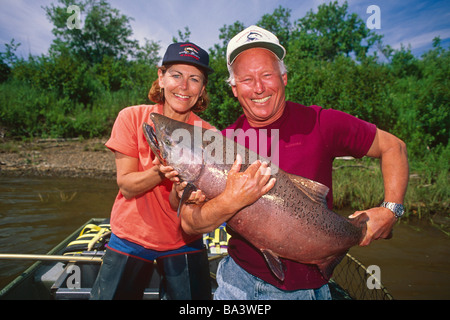 Fischer & Frau mit großen king Lachs im Boot Nushagak River Südwesten AK Sommer Stockfoto