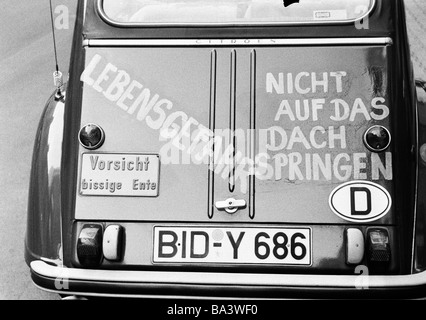 70er Jahre, schwarz / weiß Foto, Humor, Produktfotografie, Auto lackiert mit witzigen Sprüchen, "Aufmerksamkeit wilde Ente", "Springen nicht auf dem Auto-Top", Citroen 2CV, Deux Chevaux vapeur Stockfoto