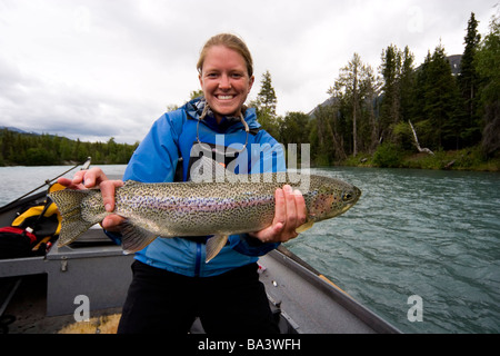 Frau mit schönen Regenbogenforelle gefangen am Kenai River Drift Boot Kenai-Halbinsel Alaska Sommer Stockfoto